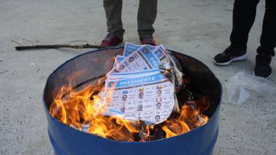 Las boletas que no fueron utilizadas fueron quemadas tras el conteo de votos en las mesas electorales.