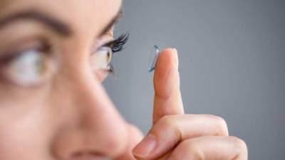 Dentro de los medios de contagio, están los ojos, cuidado lo mejor es protegerlos pero no con lentes de contacto.