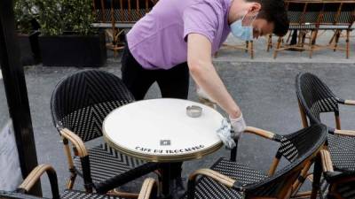 Algunos restaurantes aumentaron el sueldo a 15 dólares por hora para atraer a empleados./AFP.