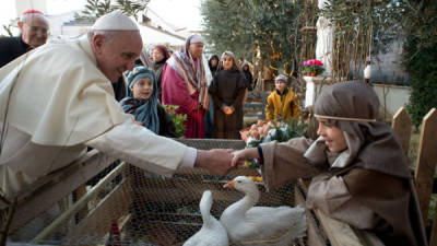 El papa Francisco visitó un pesebre viviente escenificado por unas 200 personas en una parroquia de Roma este lunes de tarde, día en que se celebra la Epifanía en Italia.