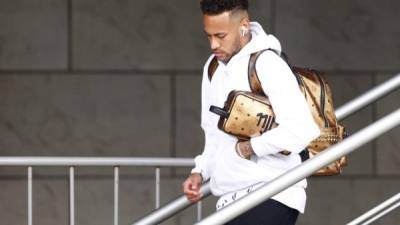 Neymar abandonó este sábado con mucha ligereza el hotel donde se hospedó Brasil en Kazán.