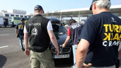 Miembros de la policía Interpol, durante un control de vehículos para evitar la trata de personas. EFE/Archivo