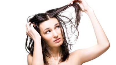 El cabello debe lavarse al menos tres veces por semana.