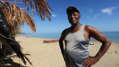 Encontré al señor Magno Guillén en las playas de Santa Fe. Orgulloso de sus raíces y su estirpe garífuna.