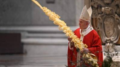 En un hecho inédito en la historia, el papa Francisco dio inicio a los ritos de la Semana Santa con la misa del Domingo de Ramos en una plaza vacía en la basílica de San Pedro por la crisis del coronavirus, que ya se cobró la vida de 65,000 personas en el mundo.