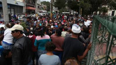 Algunos de los manifestantes protestaron en los bajos del Congreso Nacional.