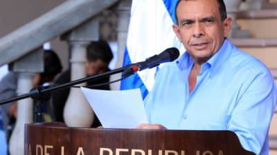 El presidente de Honduras se reúne en privado con misión del FMI