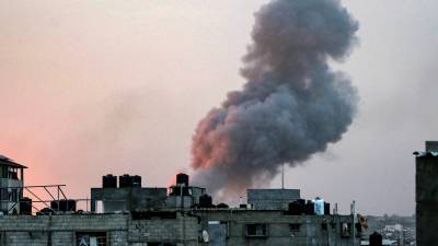 Israel mantiene los bombardeos sobre Rafah, ciudad donde se refugian miles de palestinos.