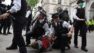 Las manifestaciones por la violencia policial contra los negros en Estados Unidos, provocadas por la muerte del afroamericano George Floyd a manos de un agente el pasado lunes en Mineápolis, se extendieron esta semana a algunas ciudades europeas, donde miles de personas se han sumado al movimiento de protesta.