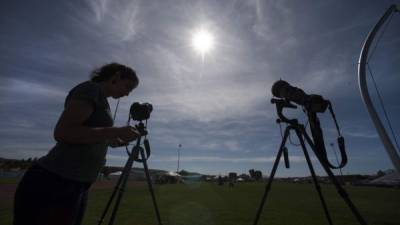 No observe de manera simple o directa el sol, la retina del ojo puede sufrir daños o quemarse, lo cual ocasiona la pérdida de la visión.