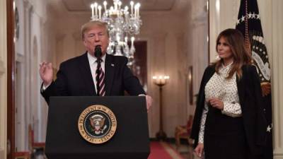 Trump dio una conferencia de prensa, acompañado de su esposa, Melania Trump, tras ser absuelto del juicio político./AFP.