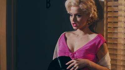 Ana de Armas personifica a Marilyn Monroe en “Blonde”.