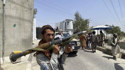 Con fusiles de alto calibre y lanzacohetes, los talibanes comenzaron a patrullar las calles de la capital de Afganistán, Kabul, tras 20 años de guerra por recuperar el poder. Fotos: AFP