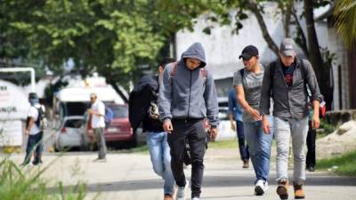 Un grupo de migrantes hondureños que hacía parte de una caravana rumbo a EEUU se traslada al Centro de Migrantes Retornados tras su llegada a San Pedro Sula, luego de ser deportados desde ese país tras fracasar en su intento de cruzar la frontera entre Guatemala y México.