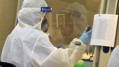 A medical worker tests samples of suspected Covid-19 cases at the laboratory of the IESS Carlos Andrade Marin hospital in Quito, on June 17, 2020. - Ecuador, one of the Latin American countries hardest hit by the pandemic, has surpassed 4,000 deaths since it declared the presence of the coronavirus in its territory on February 29, the government said Wednesday. (Photo by RODRIGO BUENDIA / AFP)