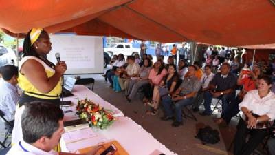 La Directora Departamental anunciando las plazas disponibles. Foto: Yosep Amaya