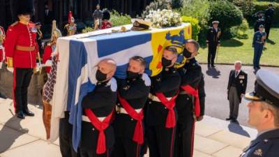 La familia real británica despide en Windsor al duque de Edimburgo.