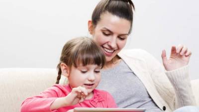 Muchos padres recurren a los dispositivos electrónicos para entretener a los niños inquietos.