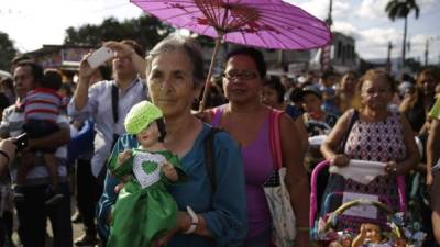 Cientos de pobladores de todo el territorio salvadoreño llegan a dejar sus imágenes de los Santos Niños Inocentes en señal de agradecimiento por un deseo cumplido o para hacer una petición, con la esperanza de verla hecha realidad. EFE/Rodrigo Sura