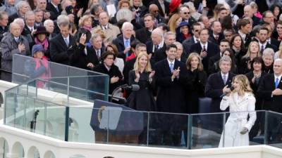 Jackie Evancho mientras cantaba el himno nacional de Estados Unidos.