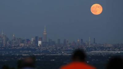 Así se vio la luna azul en Nueva York. Foto: AFP
