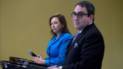 El vicecanciller de Honduras, Roberto Ochoa junto a la viceministra de Relaciones Exteriores de Panamá, Mayra Arosemena.