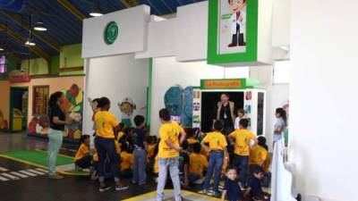 Recorrido. Estudiantes conocen el centro médico del museo.