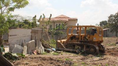 Con maquinaria pesada destruyeron algunas de las viviendas que aún estaban en el predio. Foto: Jorge Monzón