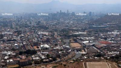 Una enorme capa de humo mantiene cerrados los cielos de Tegucigalpa.