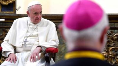 El Papa se reunió con sacerdotes y obispos en la catedral de Santiago de Chile.