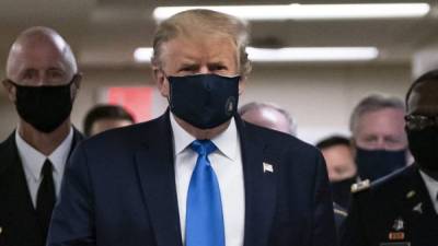 Trump usó una mascarilla negra para visitar el hospital militar Walter Reed.