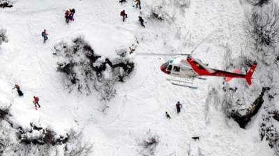 Los equipos de rescate continúan buscando a las personas atrapadas bajo la enorme cantidad de nieve.