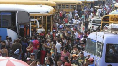 Miles de personas peleaban ayer un cupo en la terminal de los buses del norte de Tegucigalpa.