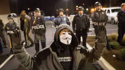 Manifestante protestando contra la brutalidad policial en Ferguson, Misuri, el pasado jueves. Foto: AFP
