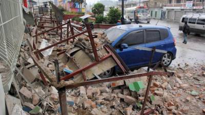 Miles de personas resultaron afectadas por los daños materiales ocasionados por el potente sismo. AFP.