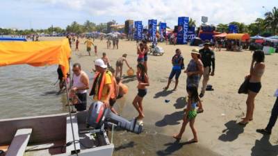 Los paseos en lanchas patrocinados por Lipton son la sensación en Puerto Cortés. fotos: Jordan Perdomo