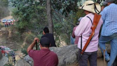 Miembros de autodefensas vigilan este sábado los alrededores de la comunidad de San Rafael, municipio de Zirándaro, estado Guerrero (México). EFE/Francisca Meza