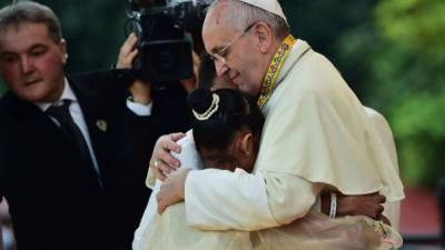 La pequeña se funde en un abrazo con el Santo Padre. EFE