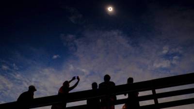Los observadores del eclipse solar estaban extasiados mientras las nubes se rompían minutos antes de la totalidad durante el eclipse solar total desde uno de los últimos puntos de vista.