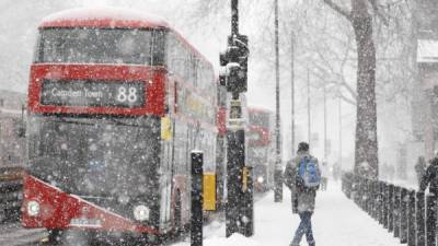 La ola de frío siberiano que azota a Europa ha provocado más de 40 muertos este miércoles, entre estos varios indigentes, en tanto afecta seriamente a la mayoría de los medios de transportes.