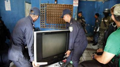 Varios televisores y armas cortopunzantes decomisaron el penal del barrio Inglés de La Ceiba, Atlántida.