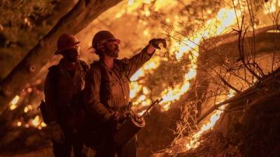 Las decenas de focos que arrasan la costa desde hace días han dejado al menos 35 muertos desde el inicio del verano