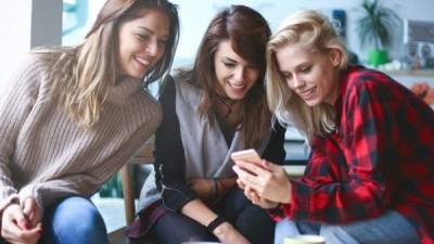 Los adolescentes pasan más horas conectados que con sus amigos en persona (iStock)