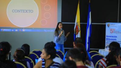 La conferencista Oliva Barros impartió la conferencia a los alumnos de la Unah-vs durante el congreso.