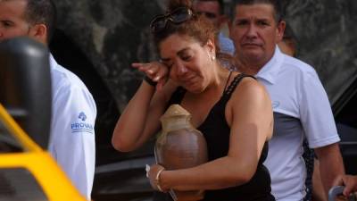 Familiares de las víctimas del accidente aéreo en La Habana durante el funeral de varios de los fallecidos este lunes./AFP.