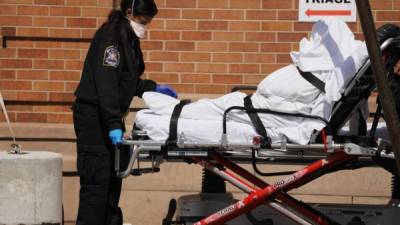 Personal médico traslada a un paciente con coronavirus en Nueva York. Foto: AFP