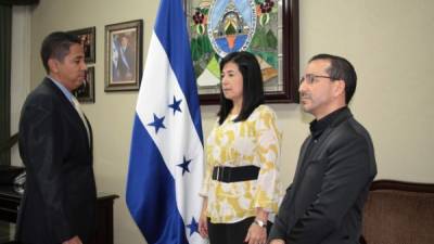 La directora de la SAR tras su juramentación. Junto a ella aparecn el ministro de la Presidencia, Reinaldo Sánchez y el ministro de Finanzas, Wilfredo Cerrato.