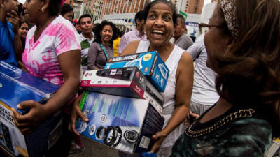 Decenas de personas fueron registradas a la salida de una tienda de la cadena Daka, tras comprar electrodomésticos, en Caracas (Venezuela). EFE