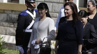 La princesa Mako y la primera dama Ana García de Hernández.