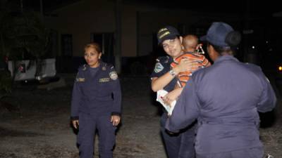 El menor fue atendido por personal de la Policía Preventiva, el que se encargó de asearlo, alimentarlo y darle todas las atenciones ayer por la noche. Foto: Luis Lemus.